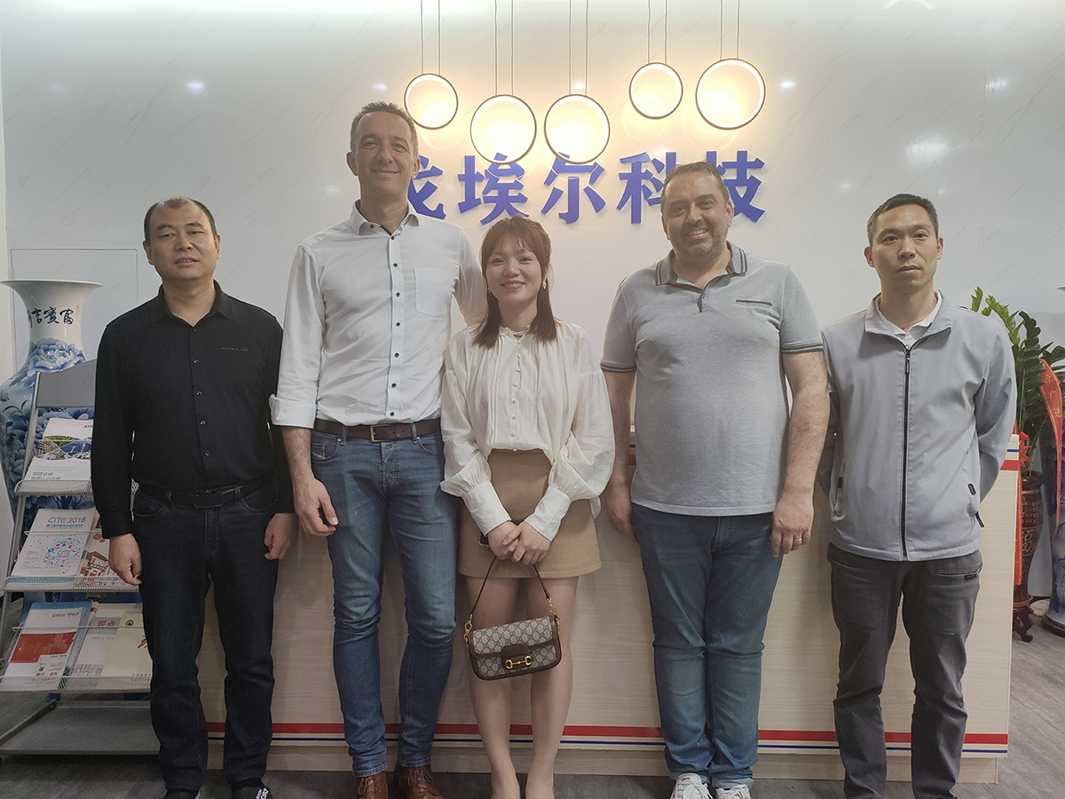 <strong>热烈欢迎国外客户莅临我司参观考察洽谈业务</strong>